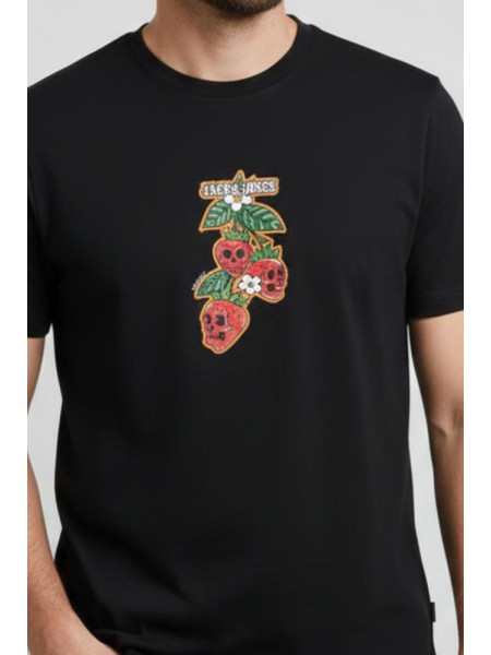 CAMISETA NEGRA CALAVERAS FRESAS